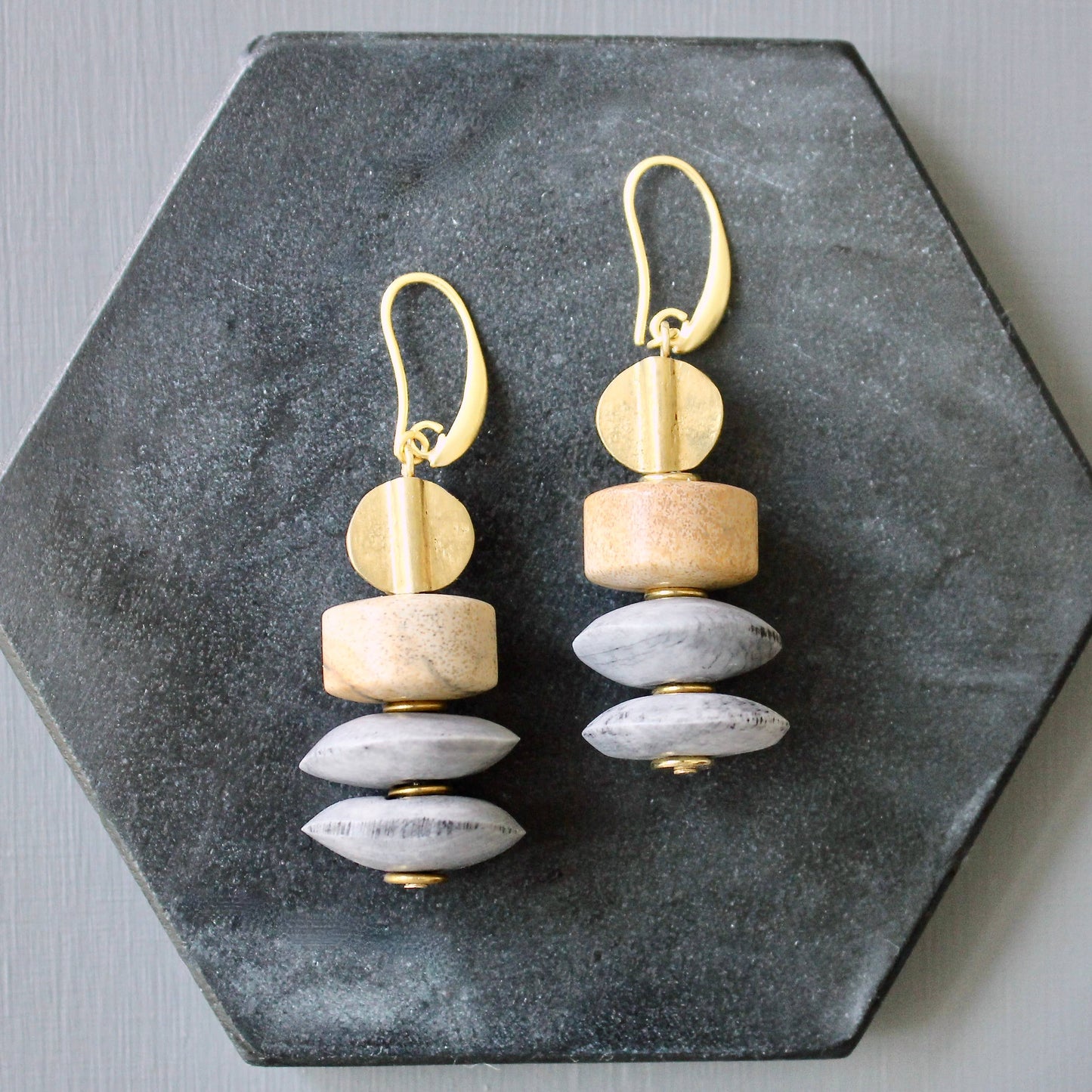 JLTE26 gray disc earrings