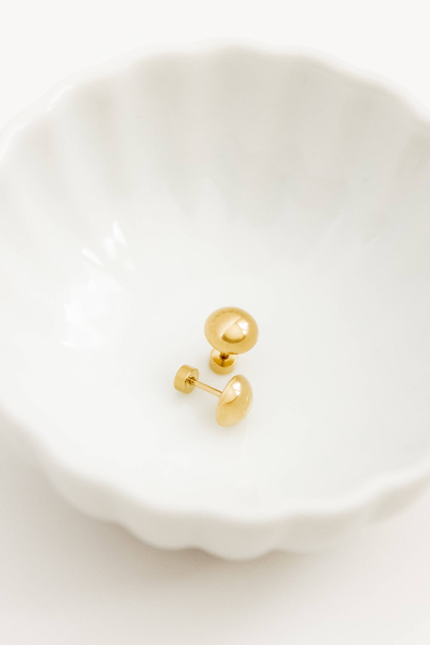 Screwback Stud Earrings - Vera Round - 8mm