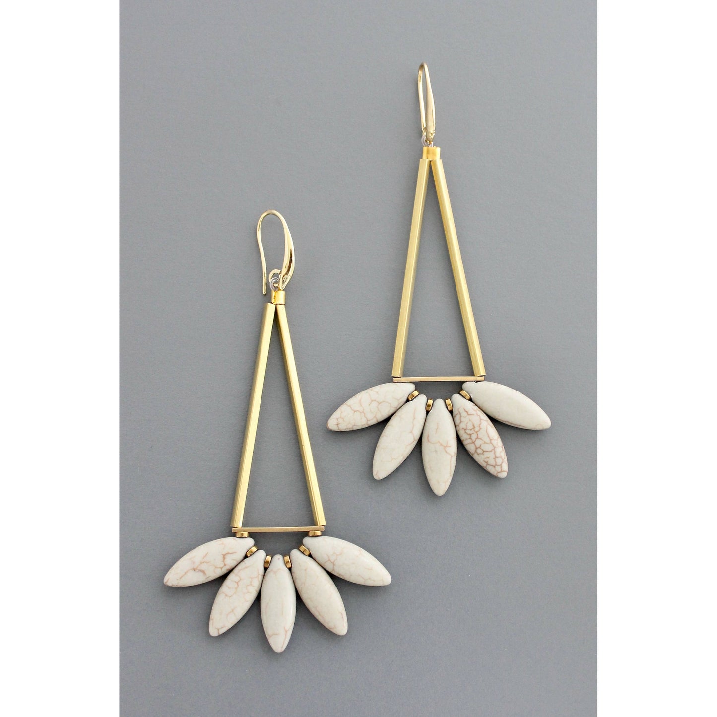 FERE115 Geometric Gray Lotus Dangle Earrings